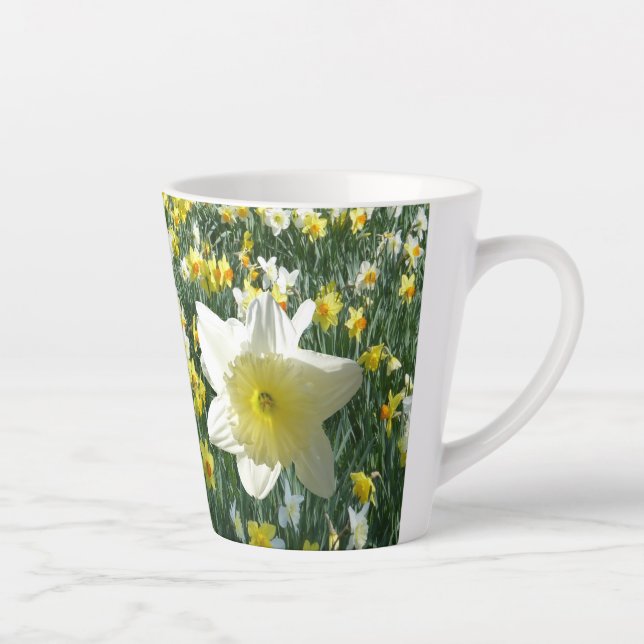 Daffodien Frühlingsblumen Feldweiß Latte Tasse (Rechts)