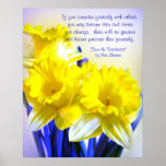 Daffodien Pop Art with Desiderata Zitat, gelb Poster<br><div class="desc">Daffodils Pop Art mit Desiderata Zitat,  Wenn Sie sich mit anderen vergleichen,  können Sie vergeblich und bitter werden; denn immer wird es mehr und weniger Menschen als Sie selbst. Illustration der gelben Schnörkel</div>