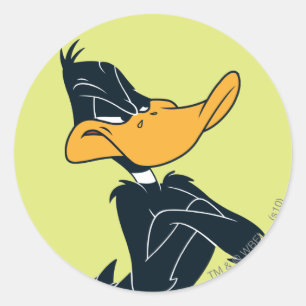 DAFFY DUCK™ mit überquerten Waffen Runder Aufkleber