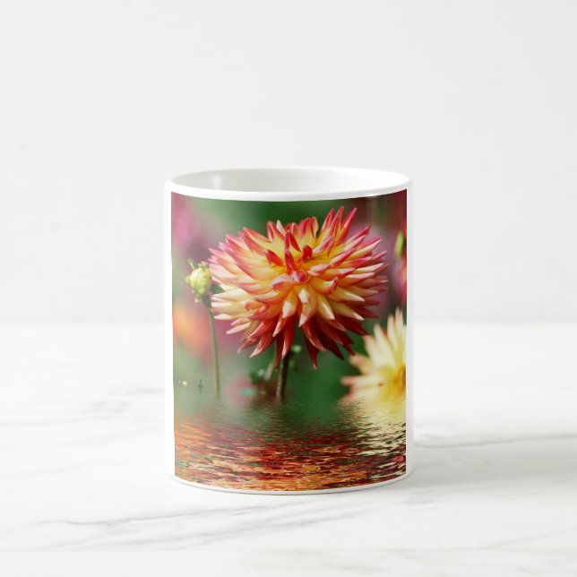 Dahlia-Blume über dem Wasser Kaffeetasse (Mittel)
