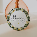 DAHLIA Lemon Citrus Fruit Summer Mommy zu sein<br><div class="desc">Dieses Button-Button enthält Aquarelllemonen und einen niedlichen handgeschriebenen Schriftart mit dem Sprichwort "Mommy to be". Dieser geschlechtsneutrale Knopf ist das perfekte Zubehör für Ihre Zitrusdusche oder Ihr Gender-Enthüllungs-Party.</div>