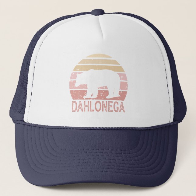 Dahlonega Georgia Retro Bear Truckerkappe (Vorderseite)