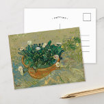 Daisies, Arles | Vincent van Gogh Postkarte<br><div class="desc">Daisies, Arles (1888) von Vincent van Gogh ist ein charmantes Stillleben mit einer einfachen Anordnung von Molkereien in einem Schiff. Das während Van Gogh's Zeit in Arles gemalte Kunstwerk zeigt seine charakteristischen, kühlen Pinselstriche und die lebhafte Palette, die die natürliche Schönheit der Blume unterstreicht. Die lebendige Komposition erfasst die Faszination...</div>
