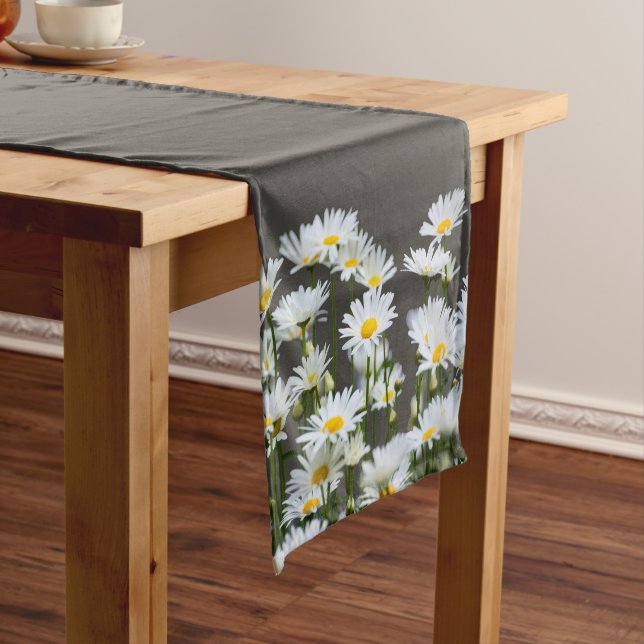 Daisies on Grey Kurzer Tischläufer (Beispiel)