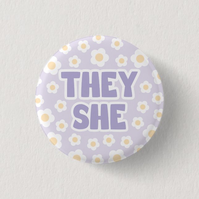 Daisies Sie/She Pronouns in Lila Button (Vorderseite)