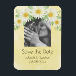 Daisies Weißes Gelbes Foto Save the Date Magnet<br><div class="desc">Perfekt weiße Gänse auf einem gelben, wasserfarbenen Hintergrund. Fügen Sie Ihr Lieblings-Foto für diese persönliche Touch hinzu. So süß und perfekt "Save the Date", um allen Gästen eine sehr persönliche Erinnerung zu senden, um Ihren besonderen Tag zu feiern. Sie werden diese besondere Liebe, um sich an Ihre Hochzeit und die...</div>