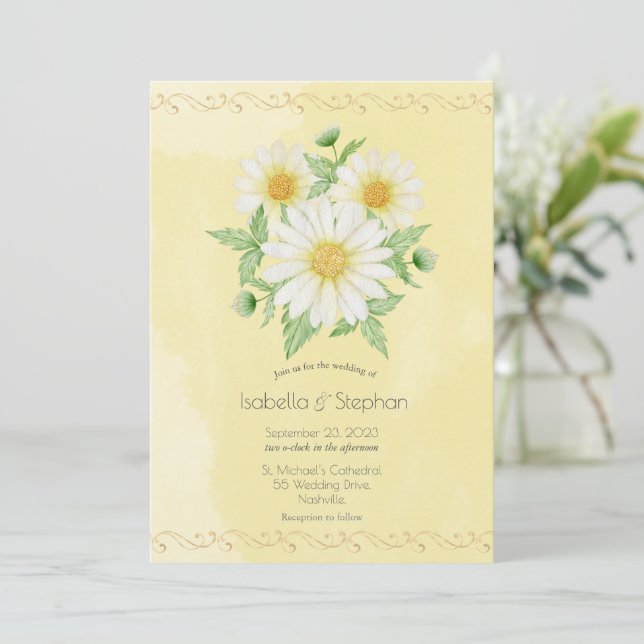 Daisies White Yellow Floral Script Wedding Einladu Einladung (Stehend Vorderseite)