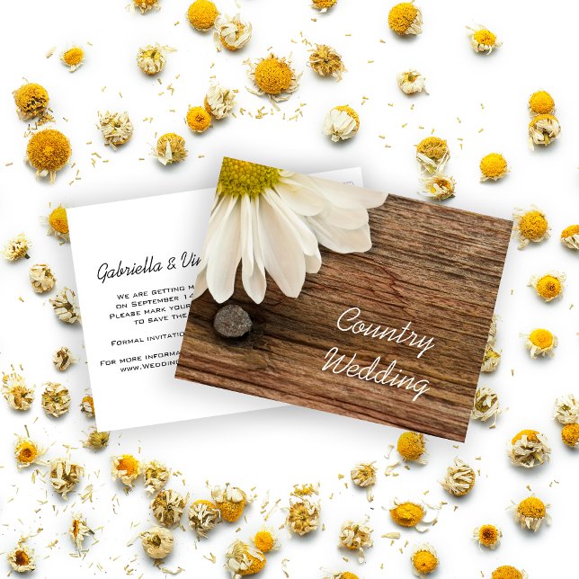 Daisy and Barn Wood Country Wedding Save the Date Ankündigungspostkarte (Von Creator hochgeladen)