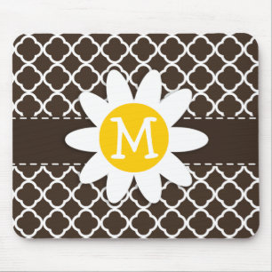 Daisy auf Bistre Brown Quatrefoil Mousepad