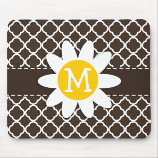 Daisy auf Bistre Brown Quatrefoil Mousepad