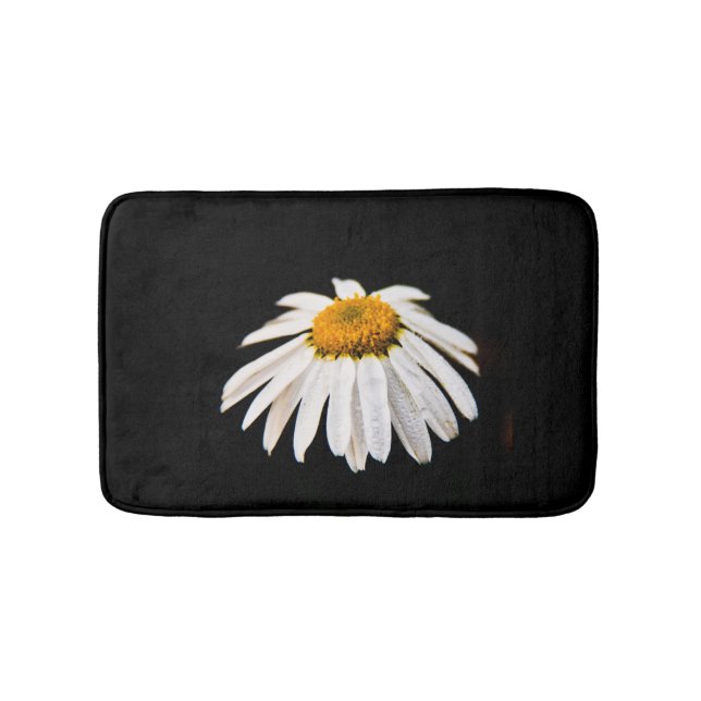 Daisy auf schwarzem Hintergrund Badematte (Vorderseite)