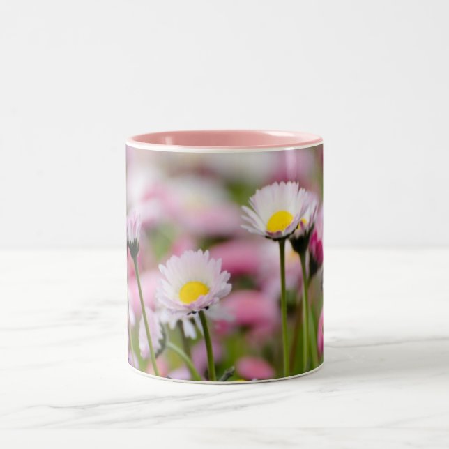 Daisy Blossoms Elegante romantische Hochzeitsfeier Zweifarbige Tasse (Mittel)