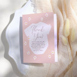 Daisy Blume Boho Pink Floral Baby Dusche Dankeskarte<br><div class="desc">Eine Dankeschön-Karte, die zu unserer kleinen Geschwisterkleidung Boho Baby Shower Kollektion passt. Diese gefaltete Karte weist einen rosa Hintergrund mit schwarzem Hintergrund und einem Muster weißer Blume auf. "Danke" ist eine elegante Schrift-Typografie geschrieben. Unten finden Sie eine bearbeitbare Danksagung. In der Karte befindet sich ein zweiter Dankestext, der bearbeitet oder...</div>