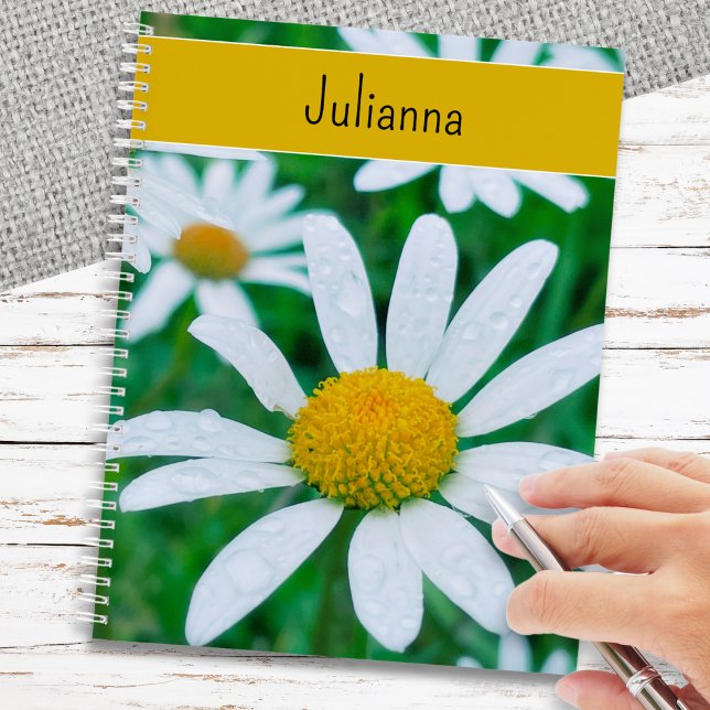 Daisy Blume Elegante Floral Personalisiert Notizbuch (A stylish personalized notebook with photo of large daisies on the cover)