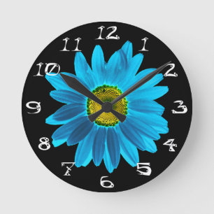 Daisy Blume mit Blue Petals Runde Wanduhr