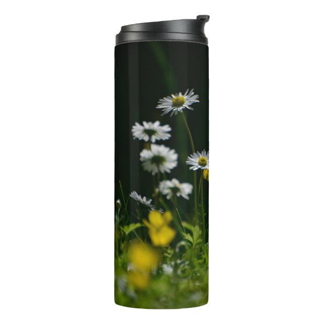 Daisy Dream: Schöne Blumenlandschaft Thermosbecher (Nach links gedreht)