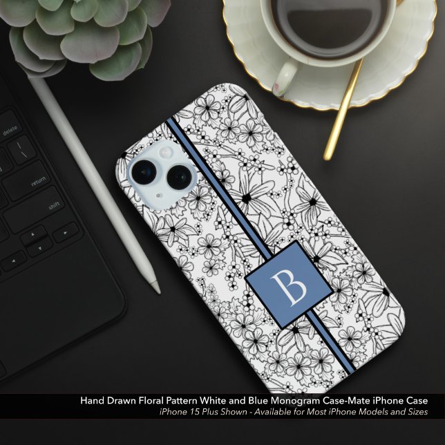 Daisy Schwarz-weiß Floral Muster Blue Monogram Case-Mate iPhone Hülle (Hand Drawn Floral Pattern: White Flowers with Light Blue Monogram Case-Mate iPhone Case)