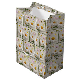 Daisy- und Kosmos-Blume auf bedrücktem Papier Mittlere Geschenktüte
