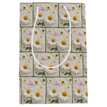 Daisy- und Kosmos-Blume auf bedrücktem Papier