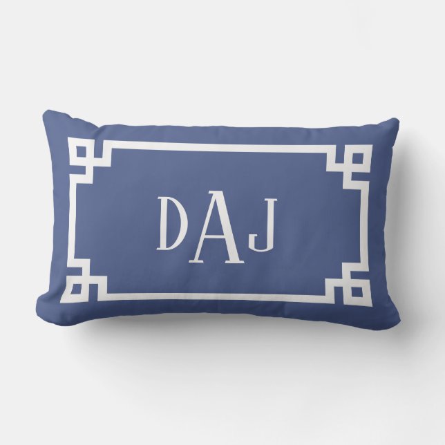 DAJ Blue and White Greece Key Script Monogram Kissen Für Draußen (Vorderseite)