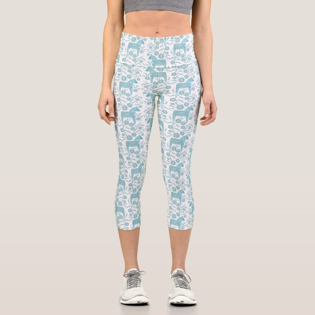 Dala Horse Schwedisches Aquamarin- und Weißmuster Capri Leggings (Vorderseite)