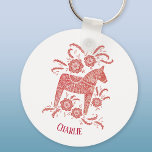 Dala Horse Swedish Folk Art Personalisiert Schlüsselanhänger<br><div class="desc">Ein rotes und weißes Bild eines schwedischen Dala Pferdes. Lieblich zu Weihnachten oder für Pferd- und Ponyliebhaber zu jeder Jahreszeit. Ändern Sie den Namen zum Anpassen. Originelle Kunst von Nic Squirrell.</div>