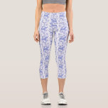 Dala Horse Swedish Pattern Indigo Blue und White Capri Leggings<br><div class="desc">Dala oder Dalecarlian Pferdemuster in indigoblau und weiß. Schwedisches Volksstil-Design.</div>