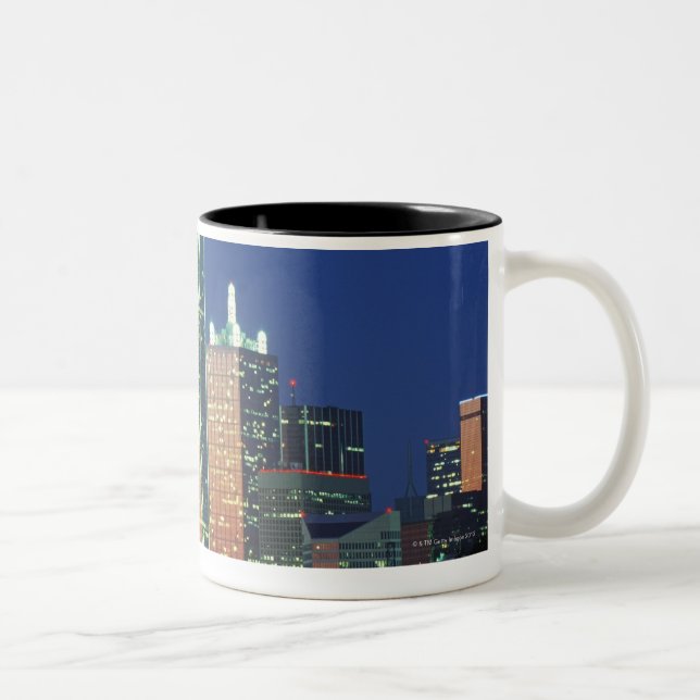 'Dallas, TX Skyline nachts mit Wiedersehen Tower Zweifarbige Tasse (Rechts)