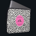Dalmatiner Dog Abstraktes Muster Hot Pink Monogram Laptopschutzhülle<br><div class="desc">Schützen Sie Ihr Notebook stilvoll mit dem Dalmatiner Dog Abstrakt Pattern Hot Pink Monogram Laptop Sleeve. Mit einem spielerischen und modernen Dalmatiner-Design mit kühnen Schwarz-Weiß-Spots und einem lebhaften, heißen rosa Akzent fügt dieser Sleeve Ihrem technischen Equipment einen Pop der Persönlichkeit hinzu. Personalisieren Sie es mit einem Monogramm für eine individuelle...</div>