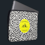 Dalmatiner Dog Abstraktes Muster Hot Pink Monogram Laptopschutzhülle<br><div class="desc">Schützen Sie Ihr Notebook stilvoll mit dem Dalmatiner Dog Abstrakt Pattern Hot Pink Monogram Laptop Sleeve. Mit einem spielerischen und modernen Dalmatiner-Design mit kühnen Schwarz-Weiß-Spots und einem lebhaften, heißen rosa Akzent fügt dieser Sleeve Ihrem technischen Equipment einen Pop der Persönlichkeit hinzu. Personalisieren Sie es mit einem Monogramm für eine individuelle...</div>