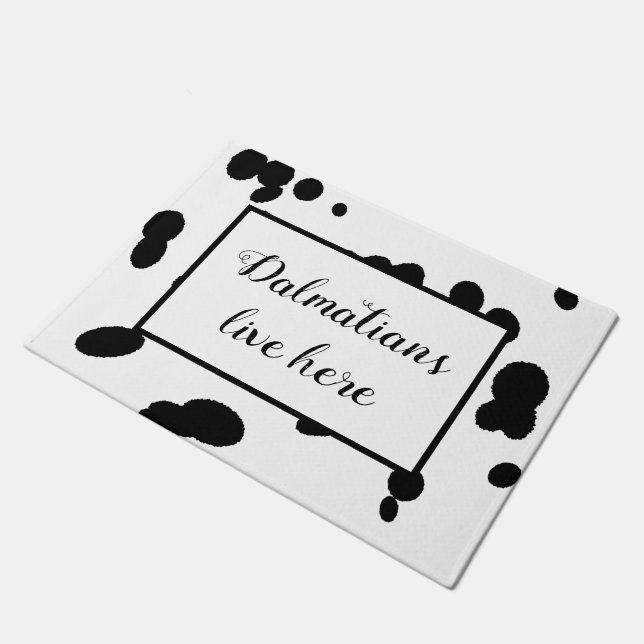 Dalmatiner leben hier Schwarzes Spott-Pelzmuster Fußmatte (Schrägansicht)