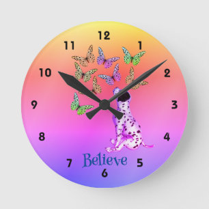 Dalmatiner Welpe und bunte Schmetterlinge glauben Runde Wanduhr