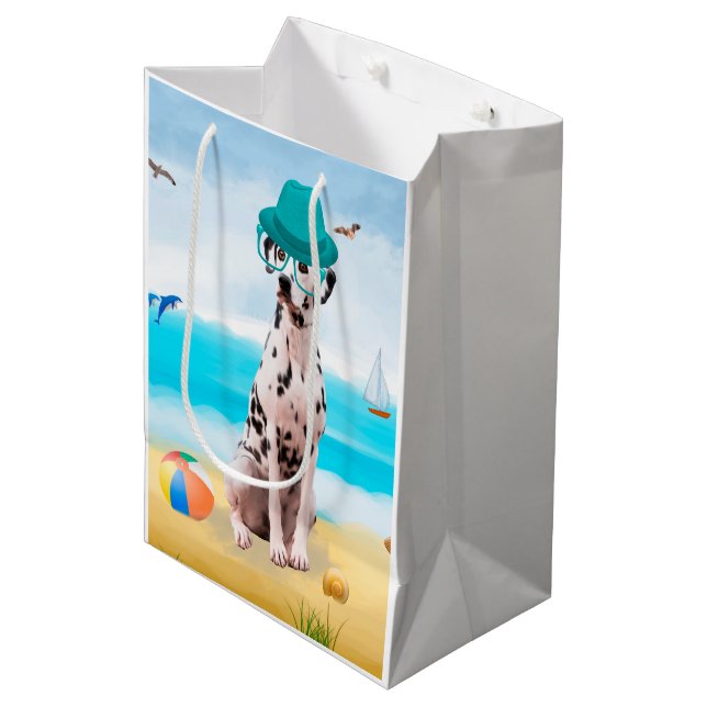 Dalmation Dog on Beach Mittlere Geschenktüte (Vorderseite Schrägansicht)