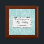 Damask Ehefrau 5. Holzhochzeit Geschenkboxen<br><div class="desc">Hübsche schicke Damast Stil Keepake Geschenkboxen. Ideal, um Ihrer Ehefrau ein besonderes Geschenk zu einem 5. Hochzeitstag, das traditionell aus Holz besteht, zu schenken. Ideal, um etwas Besonderes hinzuzufügen oder sogar ein romantisches Gedicht und eine Single-Rose. Geschenkboxen lautet: "Zu meiner Liebling Ehefrau oder unserem fünften Hochzeitstag", oder kann mit eigenen...</div>