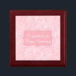 Damask Ehefrau Jubiläum rosa Geschenkboxen<br><div class="desc">Hübsche schicke Damast Stil Keepake Geschenkboxen. Ideal,  um Ihre Ehefrau bei einem Jubiläum oder einem anderen besondere Anlass ein besonderes Geschenk zu schenken. Geschenkboxen lautet: Zu meiner wunderbaren Ehefrau glücklichen Jahrestag,  oder kann mit Ihren eigenen Worten angepasst werden. Exklusives Design von Sarah Trett für www.mylittleeden.com</div>