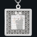 Damask Elegance Wedding Silver Square Necklace Versilberte Kette<br><div class="desc">Personalisieren Sie diese hübsche Halskette,  um sie als Gastgeschenke Hochzeiten an Ihrem Hochzeitsempfang zu haben oder sich selbst als Erinnerung an Ihren besonderen Tag zu erleben. Diese Halskette ist auch das ideale Geschenk für die Braut am Brautparty. Personalisieren Sie diese,  indem Sie Ihr Foto hinzufügen.</div>