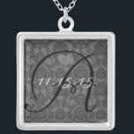 Damask Monogram Wedding Date Anniversary Necklace Versilberte Kette<br><div class="desc">Wedding Keepake Wedding Party Necklaces - um die Hintergrundfarbe zu ändern - klicken Sie auf anpassen - klicken Sie auf Bearbeiten - wählen Sie das letzte Tool aus dem Drop-Down-Menü und wählen Sie eine der angezeigten Farben aus oder geben Sie Ihren RGB-Hex-Code für Ihre Hochzeitfarbe ein. Um die Schriftart-Farbe zu...</div>