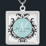 Damast-Monogramm nennt Hochzeits-Datums-Halskette Versilberte Kette<br><div class="desc">Kundengerechte Braut-Bräutigam-Save the Date Halskette mit Damastmuster. Kunst und Entwurf durch Elke Clarke ©2010. Damastmuster durch Elke Clarke. Keine Verdopplung für den persönlichen oder kommerziellen Gebrauch erlaubt.</div>