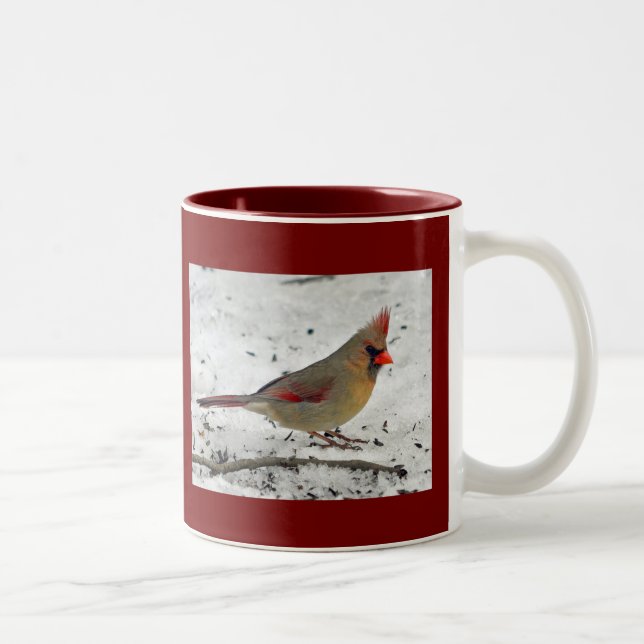 Dame Cardinal in der Schnee-Tasse Zweifarbige Tasse (Rechts)