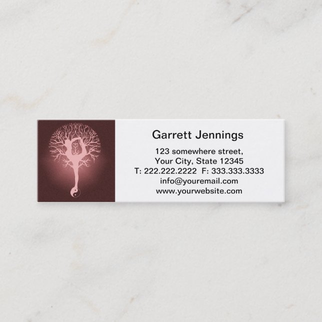 Dame, die Yoga mit rotem Hintergrund tut Mini Visitenkarte (Vorderseite)