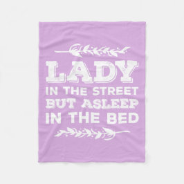 Dame in der Straße aber schlafendes im Bett lustig Fleecedecke