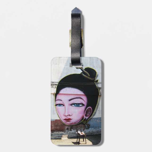 Dame Lao Graffiti Street Art Gepäckanhänger (Rückseite vertikal)