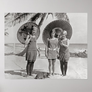 Damen am Strand, 1920. Antikes Foto Poster