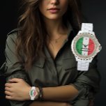 Damen Weiße Kristall Italienische Flagge Italien Armbanduhr<br><div class="desc">Eine stilvolle Frauenuhr in knuspriger weißer Emaille mit Rhinestonen. Das Uhrengesicht zeichnet sich durch die lebhaften Farben der italienischen Fahne aus - grün, weiß und rot. Um es einzigartig zu machen, wird Ihr Name mutig in hübscher schwarzer Schrift geschrieben. Es ist ein elegantes und personalisiertes Accessoire, das Mode und Individualität...</div>