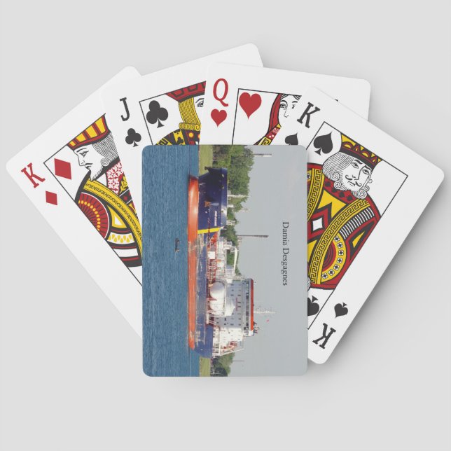 Damia Desgagnes spielt Karten Spielkarten (Rückseite)