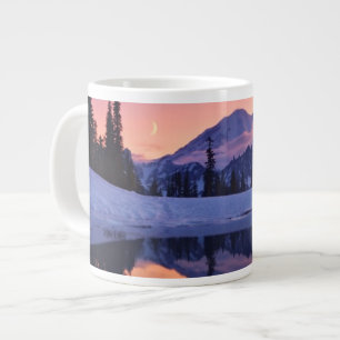 Dämmerung, Tarn und sichelförmiger Mond Jumbo-Tasse