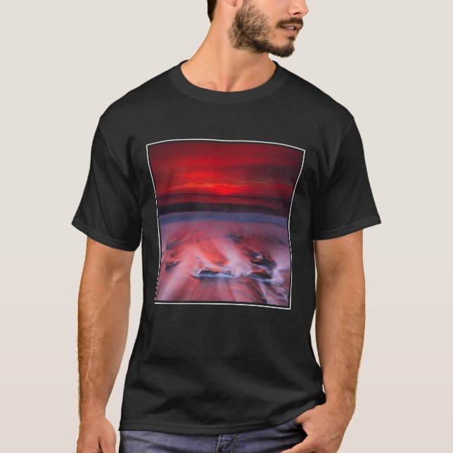 Dämmerung über dem stürmischen Meer T-Shirt (Vorderseite)