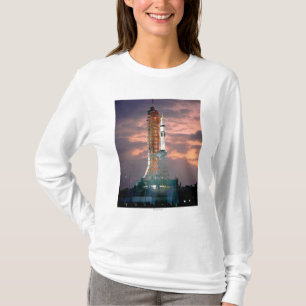 Dämmerungsbrüche hinter ASTP Saturn IB CDDT T-Shirt
