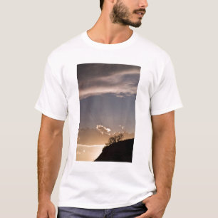 Dämmerungsstrahlen strahlen über den Himmel bei T-Shirt