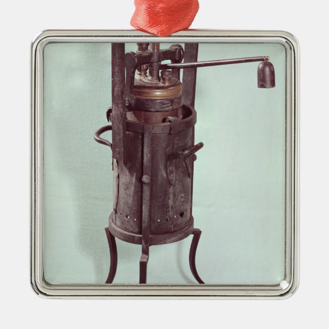 Dampfkochtopf erfunden von Denis Papin 1679 Silbernes Ornament (Vorne)